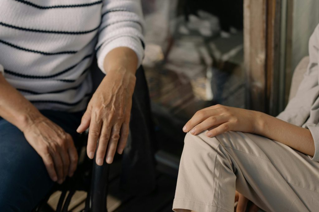 Un gros plan intime de deux personnes en pleine conversation à l'intérieur.