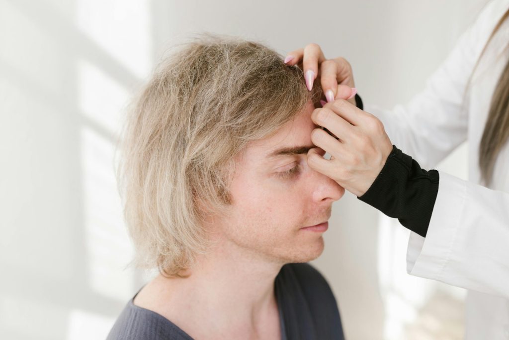 Gros plan sur un homme profitant d'une séance d'acupuncture pour son bien-être et sa santé globale.
