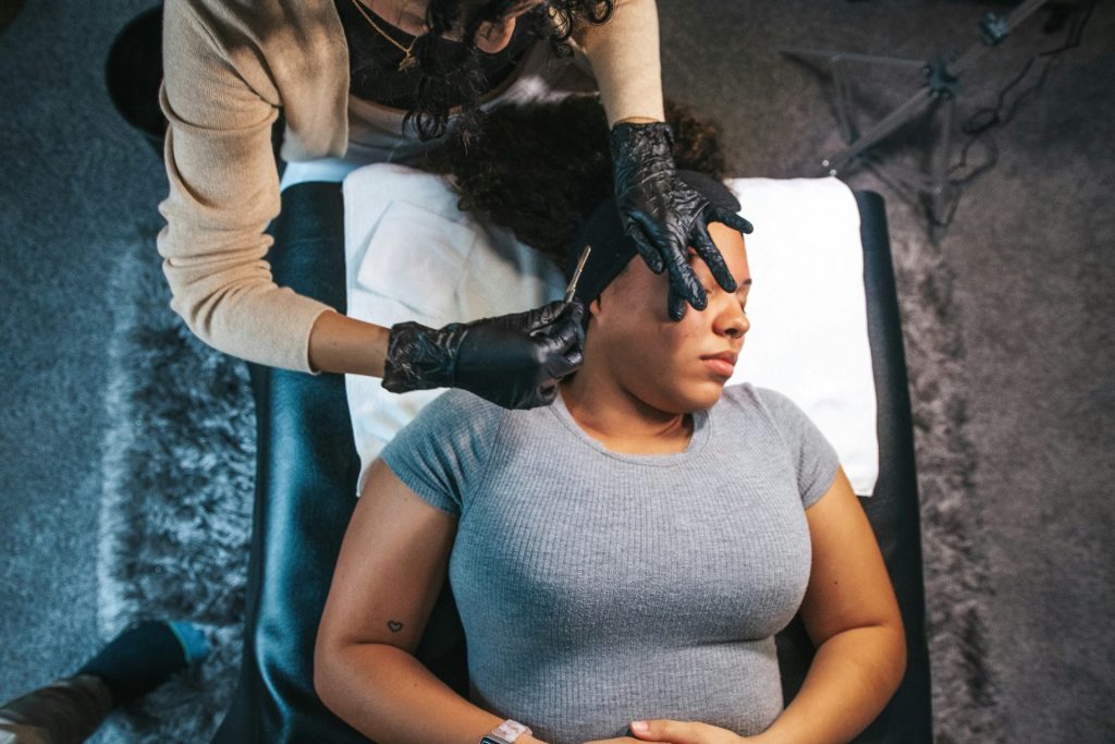 une femme se fait couper les cheveux par un coiffeur